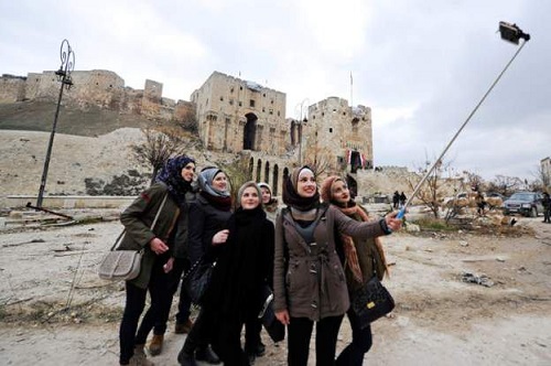 گردشگران به قلعه تاریخی حلب وارد شدند