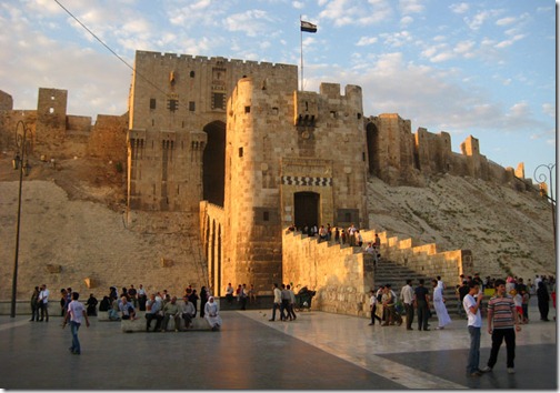 گردشگران به قلعه تاریخی حلب وارد شدند