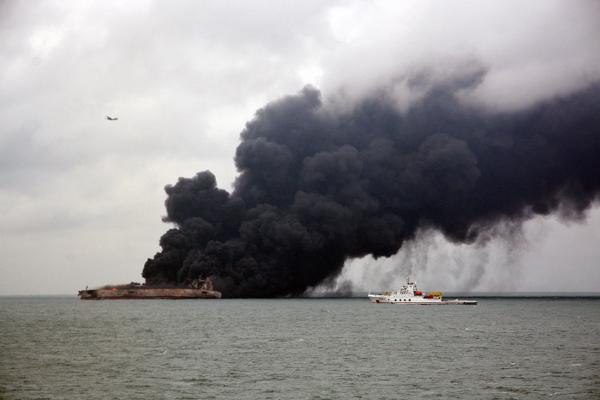 جزییات وقوع حادثه در نفتکش ایرانی؛ عملیات نجات ادامه دارد