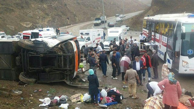 واژگونی اتوبوس مسافربری گردشگران اصفهانی در گردنه حیران