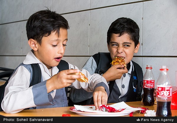 دانش آموزان ایرانی 2 برابر حد مجاز فست فود می خورند