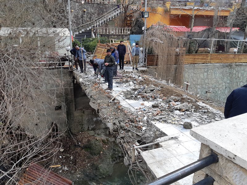 تخریب تعدادی آلاچیق و یک دهنه پل غیرمجاز در بستر رودخانه دربند تهران