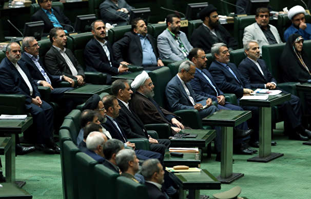 روحانی برای پاسخ به سوالات نمایندگان وارد صحن مجلس شد