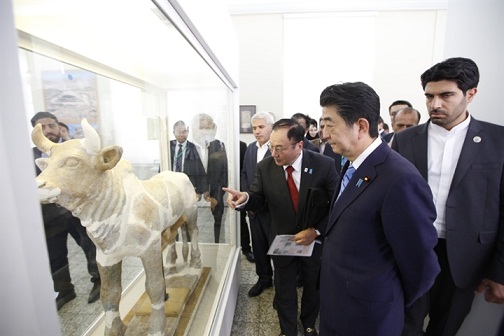 بازدید نخست‌وزیر ژاپن از موزه ملی ایران