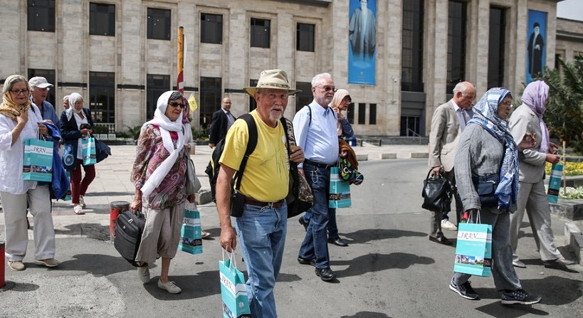 گردشگران خارجی برای خرید در ایران کارت الکترونیکی دریافت می‌کنند