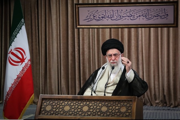 رهبرانقلاب: دفاع مقدس بخشی از هویت ملی ایران است