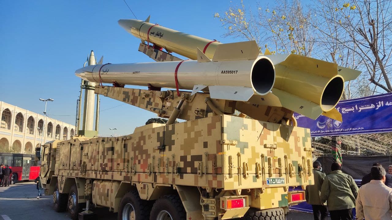 نمایش موشک‌های انتقام سخت در مسیر نماز جمعه تهران