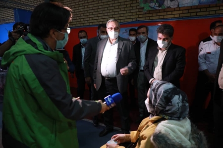 بازدید وزیر بهداشت از مرکز واکسیناسیون شماره ۳ زنجان