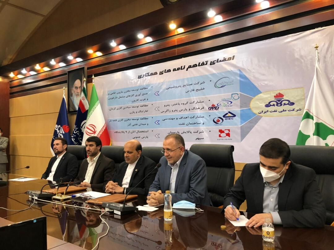 شرکت ملی نفت ایران با ۸ هلدینگ پتروشیمی تفاهم‌نامه همکاری امضا کرد