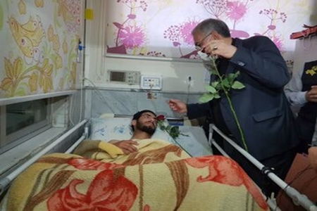 وزیر بهداشت از مامور انتظامی مجروح شده در اغتشاشات مشهد عیادت کرد