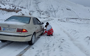 رهاسازی ۹۷ خودرو از برف و کولاک در شبانه روز گذشته
