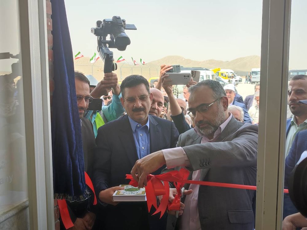 بهره برداری از نیروگاه ۱۰مگاواتی خورشیدی در اصفهان با حضور معاون وزیر نیرو