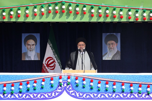توصیف امام خمینی از عشایر به عنوان ذخایر انقلاب همچون مدالی بر سینه آنها می‌درخشد
