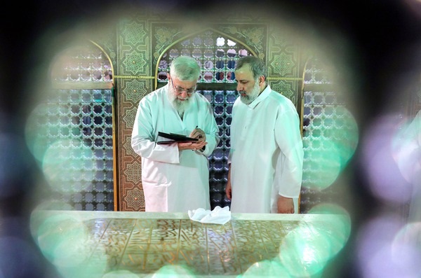رهبر انقلاب چهارشنبه در دانشگاه تهران بر پیکر شهدای خدمت نماز می‌خوانند