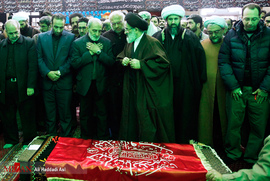 حسین شریعتمداری در مراسم خاکسپاری حسن شایانفر