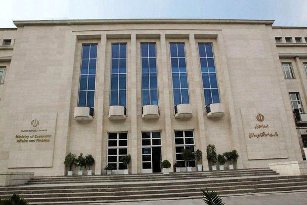 در برخورد با مفسدان اقتصادی و اداری با کسی تعارف نداریم