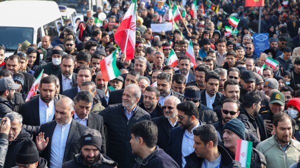 حضور پزشکیان در جمع راهپیمایان 22 بهمن