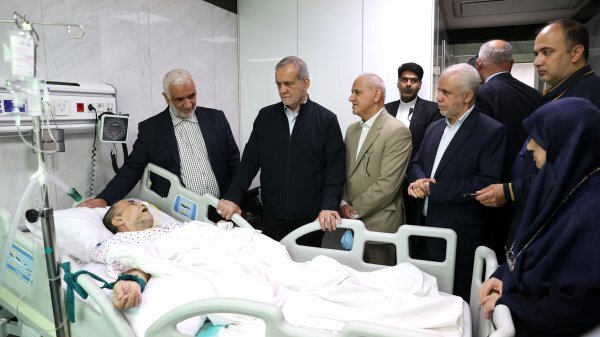 عیادت دکتر پزشکیان از مجتبی رحماندوست