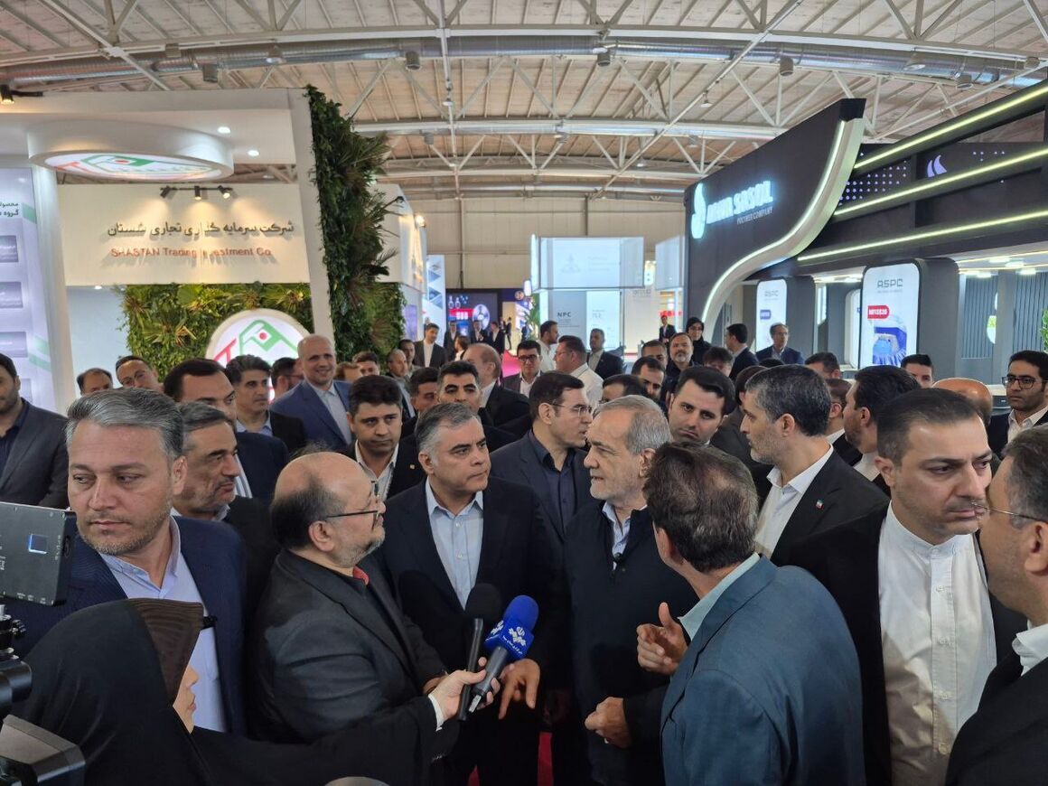 رئیس‌جمهور از نمایشگاه نفت بازدید کرد