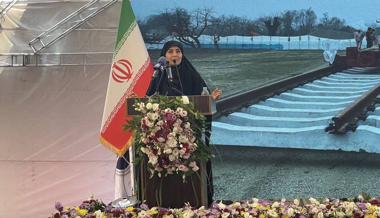 عملیات ریل‌گذاری راه‌آهن چهارمحال و بختیاری با اعلام وزیر راه و شهرسازی آغاز شد