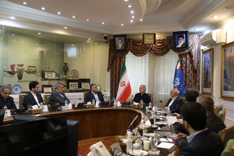 دیدار سرزده رئیس‌جمهوری از وزارت نفت/ قدردانی از عملکرد ۱۲ روزه در مدیریت جنگ