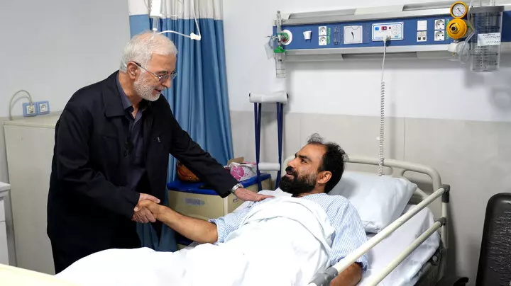 عیادت وزیر کشور از مجروحان پلیس