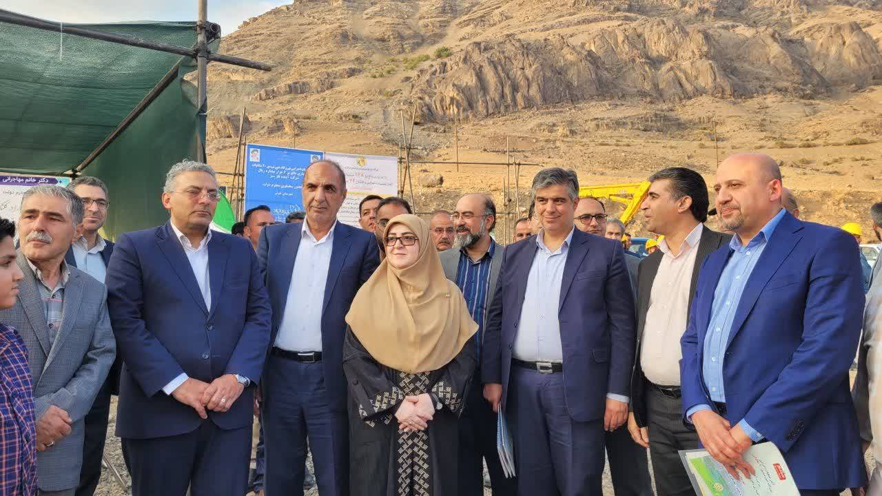 آغاز عملیات اجرایی نیروگاه خورشیدی ۲۰ مگاواتی در تفرش با حضور سخنگوی دولت