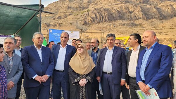 آغاز عملیات اجرایی نیروگاه خورشیدی ۲۰ مگاواتی در تفرش با حضور سخنگوی دولت