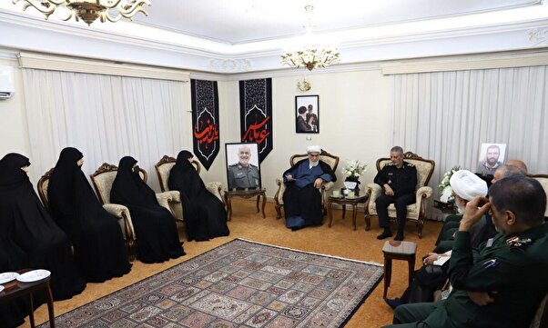 دیدار حجتالاسلام گلپایگانی و سرلشکر موسوی با خانوادههای شهدای اقتدار