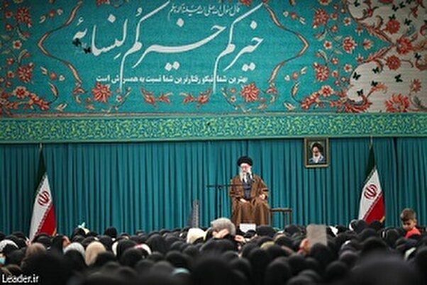 رهبر معظم انقلاب: زن، کارگزار خانه نیست، مدیر است