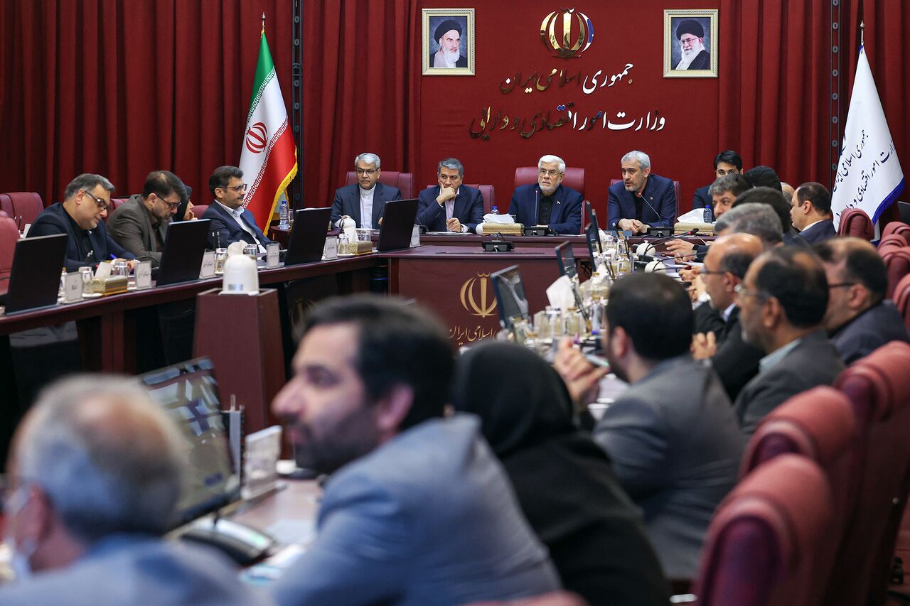 عارف: فرار مالیاتی دانه درشت ها را باید ریشه کن کرد/ ضرورت اعتماد به مردم